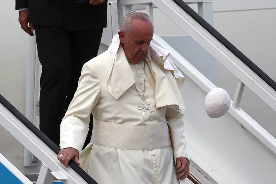 Ne sa qualcosa papa Francesco, alle prese con il vento di Cuba, in occasione del suo viaggio ai Caraibi dello scorso settembre (Getty Images)